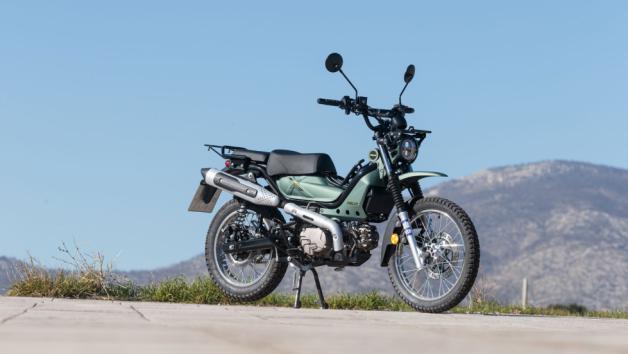 Το ASUS Cross X 125 στηρίζεται σε ατσάλινο backbone / σωληνωτό πλαίσιο, σχεδιασμένο με έμφαση στη στιβαρότητα και τη μακροχρόνια αντοχή. Η φιλοσοφία του πλαισίου παραπέμπει σε μοντέλα μεικτής χρήσης, με ενισχύσεις στα σημεία που καταπονούνται περισσότερο, ώστε να μπορεί να ανταποκριθεί τόσο στην καθημερινή μετακίνηση όσο και σε πιο απαιτητικές διαδρομές εκτός ασφάλτου