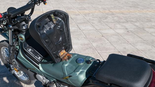 Η σέλα είναι χωρισμένη σε δύο επίπεδα, με το εμπρός τμήμα να ανασηκώνεται για τον ανεφοδιασμό καυσίμου, μια λύση απλή και πρακτική. 