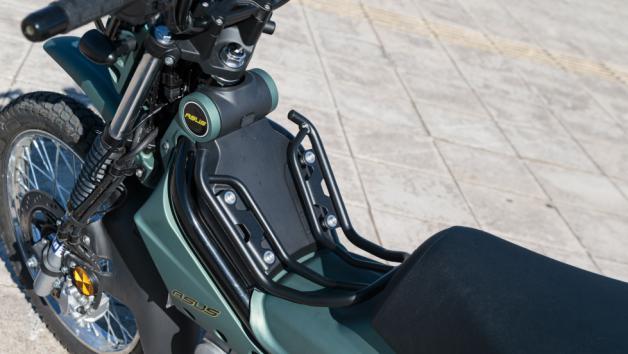 Προχωρώντας προς το κέντρο, υπάρχει μια μεγάλη και ιδιαίτερα ανθεκτική σχάρα, ικανή να μεταφέρει χωρίς πρόβλημα τα καθημερινά ψώνια, αλλά και σαφώς πιο βαριά φορτία.