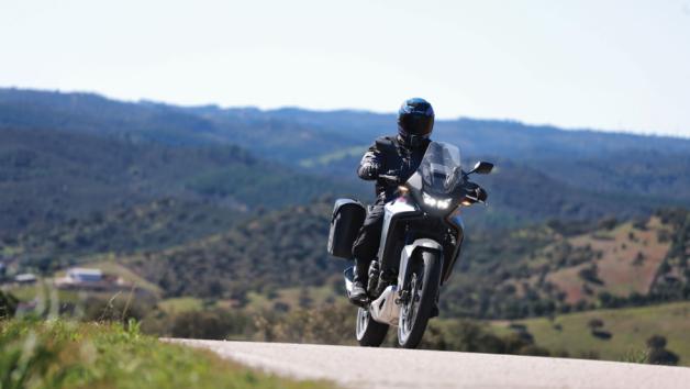 Ο αναβάτης μπορεί να επιλέξει ανάμεσα σε τρία επίπεδα λειτουργίας soft-medium-hard, για μαλακές και ομαλές αλλαγές έως πιο άμεση και “σφιχτή” αίσθηση στα ανεβοκατεβάσματα, προσαρμόζοντας τη συμπεριφορά του E-Clutch στο προσωπικό του στυλ.