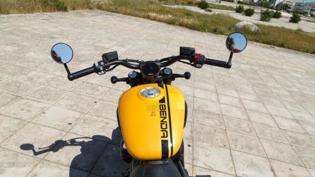 Το ρυθμιζόμενο τιμόνι συμφωνεί στο κομμάτι της άνεσης, όπου είναι κοντά στα χέρια σου και δεν χρειάζεται να σκύψεις όπως σε πιο sport cruiser μοτοσυκλέτες.