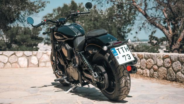 Συνολικά, η πρώτη επαφή με τη Benda αφήνει την αίσθηση μιας μοτοσυκλέτας που θέλει να τραβήξει βλέμματα αλλά και να αποδείξει ότι οι νέοι παίκτες της αγοράς μπορούν πλέον να προσφέρουν κάτι πολύ περισσότερο από απλά «φθηνές εναλλακτικές».