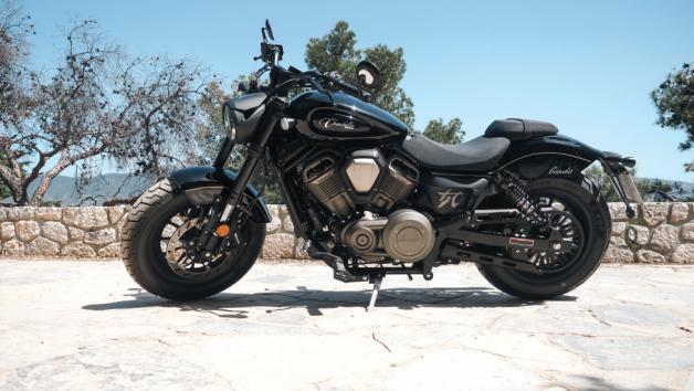 Η σχεδίαση πατάει πάνω στη λογική ενός low & long bobber/cruiser, όμως παντού υπάρχουν μοντέρνες πινελιές.