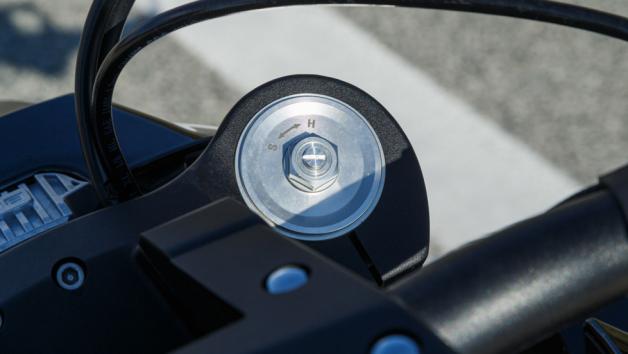 Στις αναρτήσεις συναντάμε εξαρτήματα της KYB, με ένα ανεστραμμένο πιρούνι στο εμπρός μέρος και ένα μονοαμορτισέρ πίσω.