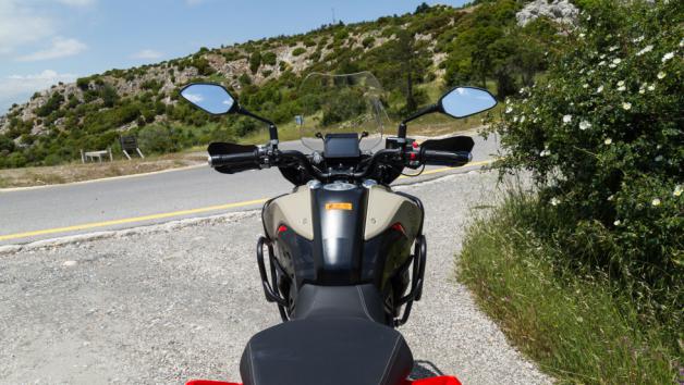 Όσον αφορά τον οδηγό, ο ψηλός ανεμοθώρακας παρέχει ικανή κάλυψη από τον αέρα, ενώ τα θερμαινόμενα γκριπ και η θερμαινόμενη σέλα θα προσφέρουν την απαραίτητη ζεστασιά όταν  ο καιρός το απαιτήσει. 