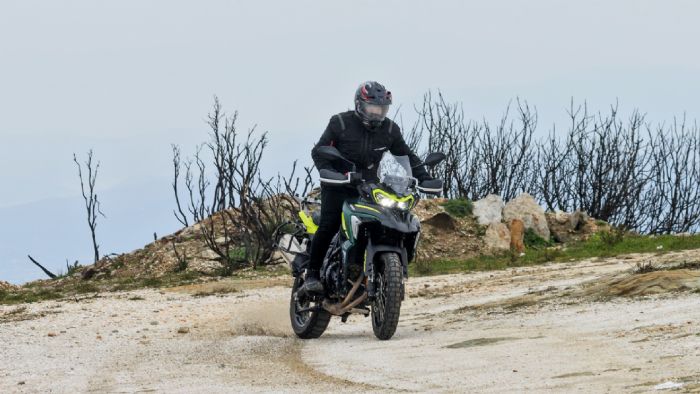 Δεν θα νιώσεις ποτέ ότι χρειάζεσαι κάτι παραπάνω για τις διελεύσεις που θα κάνεις σε βατούς χωματόδρομους, για τους οποίους προορίζεται η Benelli TRK 702 X.