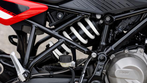 Παράλληλα, η νέα F 450 GS βασίζεται σε ένα ολοκαίνουργιο σωληνωτό ατσάλινο πλαίσιο, με τον κινητήρα να αποτελεί ενεργό δομικό στοιχείο, ενισχύοντας την ακαμψία και τη σταθερότητα. 