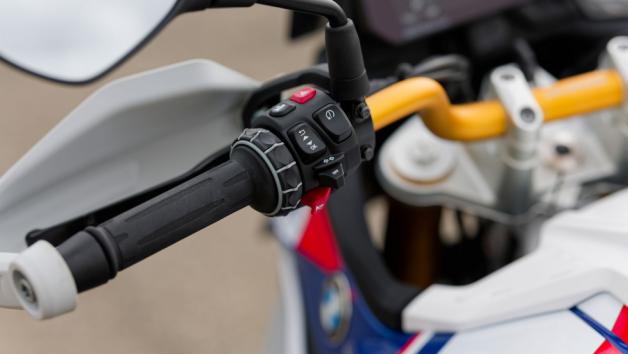 Σε συνδυασμό με το Shift Assistant Pro, καταργεί ουσιαστικά την ανάγκη χρήσης της μανέτας, τόσο στην εκκίνηση όσο και στις αλλαγές ταχυτήτων. Παρόλα αυτά, ο αναβάτης διατηρεί πάντα τη δυνατότητα χειροκίνητης παρέμβασης, διατηρώντας τον έλεγχο σε απαιτητικές καταστάσεις, όπως να σηκώσει τον μπροστινό τροχό πάνω από ένα εμπόδιο ή για καλύτερο έλεγχο κατά την κατάβαση σε ολισθηρές επιφάνειες. 