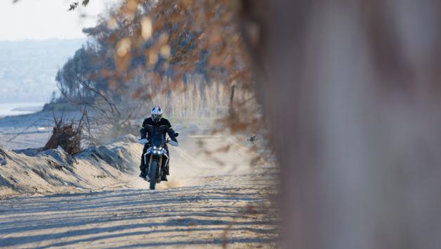 Σύμφωνα με τους μηχανικούς της BMW, μια διαφορετική διάταξη θα απαιτούσε σημαντικές αλλαγές στη γεωμετρία και το πλαίσιο, αλλοιώνοντας τους βασικότερους πυλώνες του project: χαμηλό βάρος και ευκολία χειρισμού. 