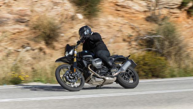 Το R12 G/S είναι μια λιτή καθαρόαιμη retro-enduro μοτοσυκλέτα με χωμάτινο προσανατολισμό και ασφάλτινες περγαμηνές που εκπλήσσουν εξίσου.