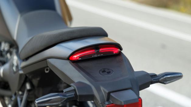 Η μονοκόμματη  σέλα ύψους 860 χιλιοστών, έχει μέτρια πυκνότητας αφρώδες, στενεύει στο εμπρός μέρος για ευκολότερη πρόσβαση στο έδαφος και αφήνει ελάχιστα περιθώρια για δεύτερο άτομο.