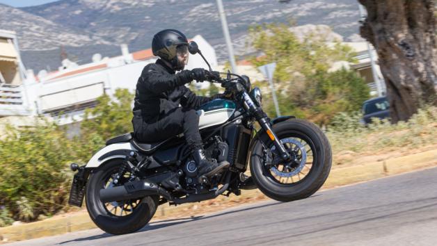  Ο χώρος για τον συνεπιβάτη είναι περιορισμένος, κάτι που όμως είναι αναμενόμενο σε cruiser αυτού του κυβισμού.