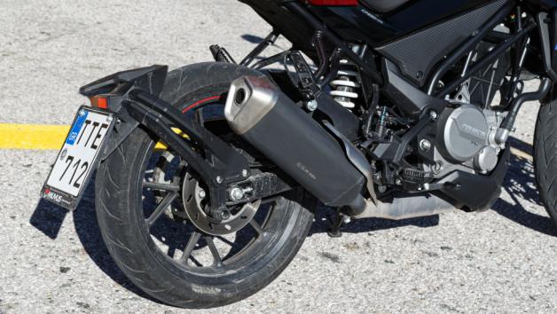 Στην πράξη, οι επιδόσεις επιβεβαιώνουν τον σπορ προσανατολισμό του: τα 0–50 χλμ/ώρα ολοκληρώνονται σε μόλις 2,9 δευτερόλεπτα, ενώ για το 0–100 χλμ/ώρα χρειάζονται 10,8 δευτερόλεπτα. 