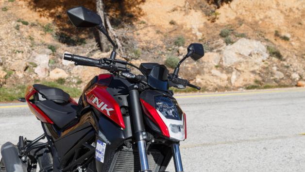 Κοφτερές γωνίες, αιχμηρό look από τα LED φωτιστικά σώματα και ξεχωριστός –για την κατηγορία – αεροδυναμικός σχεδιασμός στην ουρά, είναι από τα πρώτα πράγματα που παρατηρείς. 