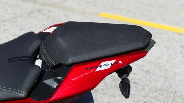 Έτσι, αναβάτες μικρότερου αναστήματος θα αισθάνονται ασφάλεια στο πάτημα του ποδιού στο έδαφος και στην διαχείριση του βάρους σε - στατικές και μη - μανούβρες. 