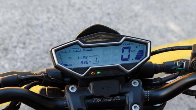 Η οθόνη που αντικρίζεις καθώς έρχεσαι στη θέση οδήγησης είναι φωτεινή και ευανάγνωστη υπό όλες τις συνθήκες και περιέχει όλες τις απαραίτητες πληροφορίες. 