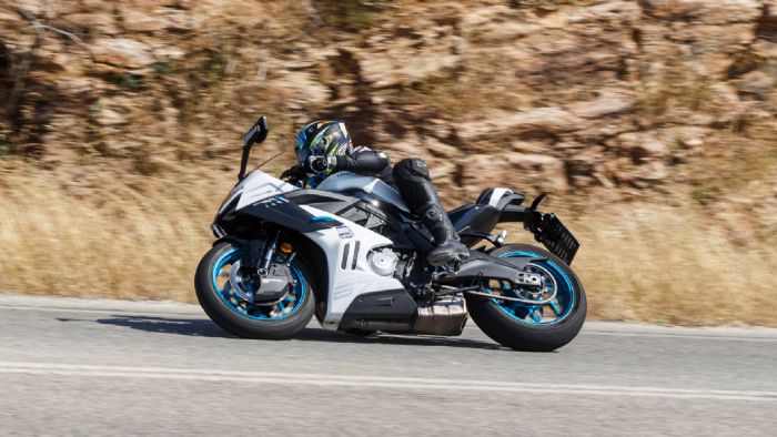  Εξαιρετική λοιπόν η συμπεριφορά του 675 SR‑R σε στριφτερές διαδρομές, είναι ευέλικτο και αλλάζει κατεύθυνση αβίαστα. Η ρύθμιση των αναρτήσεων είναι αρκετά σκληρή από το εργοστάσιο και μεταδίδει εξαιρετικό Feedback στον αναβάτη, χωρίς μεγάλα βυθίσματα στις απότομες επιβραδύνσεις, ενώ θα θέλαμε μία πιο σαφή αίσθηση στα φρένα.