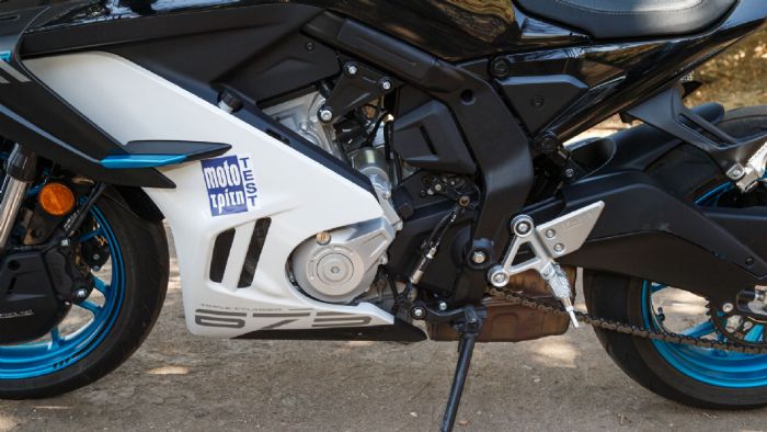 Αποδίδει 94 ίππους στις 11.00σαλ και 70Nm στις 8.250σαλ και συνδυάζεται με ένα εξατάχυτο κιβώτιο ταχυτήτων με quickshifter για τα ανεβάσματα και συμπλέκτη ολίσθησης που κάνει πιο ομαλά τα κατεβάσματα σε απότομες επιβραδύνσεις, ακόμα και χωρίς rev‑match. 