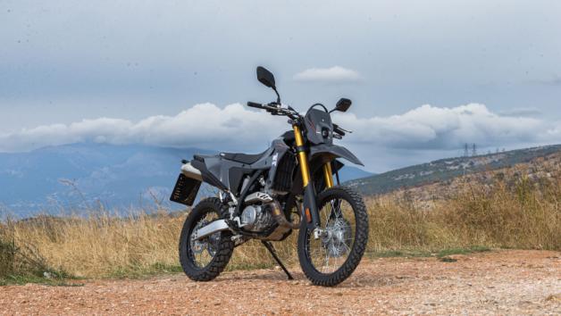 Εμφανισιακά την μεγαλύτερη ανανέωση, σε σχέση με τον προκάτοχο, την δέχτηκε στο εμπρός φανάρι, το οποίο από τετράγωνο και old-school πλέον βροντοφωνάζει 2025 και φουτουριστικό, χώθηκε μέσα στη μάσκα, διατηρώντας τον σχεδιασμό της αναλλοίωτο και δίνοντας την αίσθηση ενός «καθαρού».