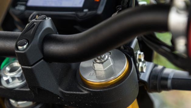 Στα των αναρτήσεων το νέο Suzuki DR-Z 4S φέρει αναβαθμισμένες, πλήρως ρυθμιζόμενες αναρτήσεις της KYB με διαδρομές 280 και 296 χιλιοστά, μπροστά και πίσω αντίστοιχα.