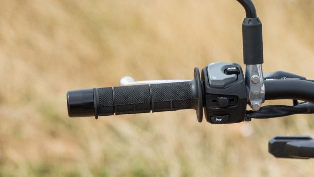  Διαθέτει επίσης 3 χαρτογραφήσεις (Α,Β,C) με την διαφορά να είναι αισθητή στην απόκριση του κινητήρα, ενώ και 3 επίπεδα traction control με το mode Gravel να λειτουργεί εξαιρετικά σε συνθήκες χωμάτινης οδήγησης, εφόσον σχεδιάστηκε με γνώμονα αυτή, επιτρέποντας το ιδανικό ποσοστό ολίσθησης του πίσω τροχού.