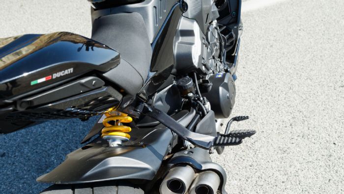 Η ανάρτηση είναι πλήρως ρυθμιζόμενη με αυξημένες διαδρομές ελατηρίων για μεγαλύτερη άνεση. 