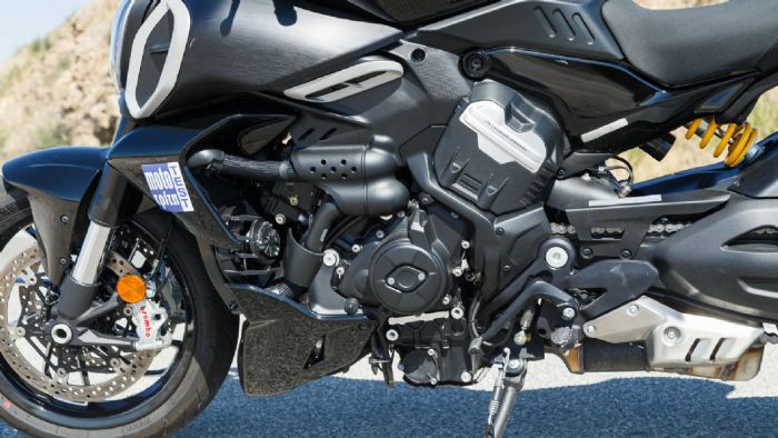 Η απόδοση φτάνει τους 168 ίππους στις 10.750σαλ. και τα 12,8kg-m ροπής στις 7.500σαλ., με το σύστημα απενεργοποίησης των δύο πίσω κυλίνδρων στις χαμηλές ταχύτητες να συνεισφέρει σε μειωμένη θερμοκρασία και κατανάλωση καυσίμου.