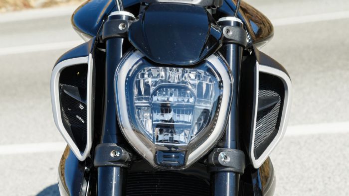 Ο μπροστινός LED προβολέας με τα διπλάφώτα ημέρας σχήματος C περιβάλλεται από τιςαδηφάγες εισαγωγές αέρα, ενώ τα φλας έχουν ενσωματωθεί στον τιμόνι «καθαρίζοντας»την μπροστά όψη. 