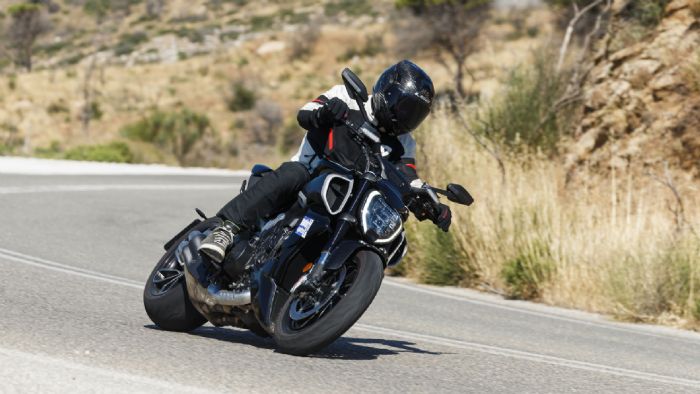 Με το γκάζι ανοιχτό ο V4 κραυγάζει πολεμικές ιαχές και το Diavel επιταχύνει αφιονισμένα τρελαίνοντας τα χρονόμετρα είτε μιλάμε για επιταχύνσεις από στάση είτε για ρεπρίζ με οποιαδήποτε σχέση στο σαφέστατο κιβώτιο.