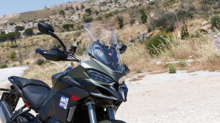 Με πιο λεπτή σιλουέτα από εμπρός μέχρι πίσω, φωτιστικά σώματα που αντλούν έμπνευση από το μούτρο του νέου Panigale και ένα πιο μίνιμαλ ράμφος με μικρότερα 