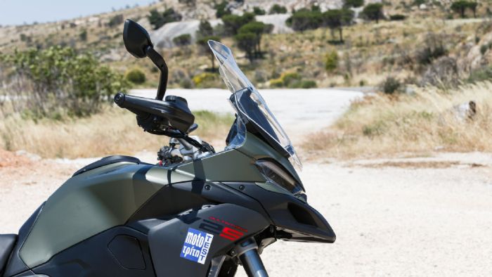 Η καλλίγραμμη ιταλίδα όμως, διατηρεί την επιβλητική Adventure εμφάνισή της, χάρη στη «μυώδη» σύνθεση πλαϊνού φέρινγκ - μούτρου και του μεγάλου τιμονιού με τις χούφτες. 