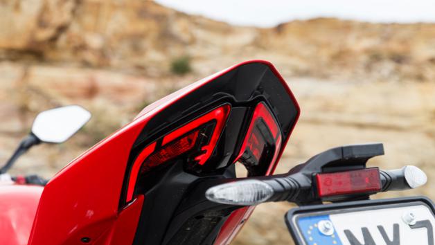 Πίσω από τις δυναμικές καμπύλες σε φέρινγκ και ρεζερβουάρ και το εκλεπτυσμένο παρουσιαστικό της καλοσχεδιασμένης σιλουέτας, προβάλει μια πιο ατίθαση πλευρά με το βλοσυρό βλέμμα που σχηματίζεται από τα νευριασμένα DRL φρύδια του διπλού LED προβολέα να δίνουν το στίγμα.