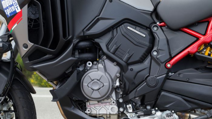 Η Twin-Pulse ανάφλεξη των κυλίνδρων θυμίζει αρκετά V2 90ο, ενώ ο στροφαλοφόρος άξονας περιστρέφεται αντίθετα από την φορά τροχών, για αμεσότητα και ακρίβεια στις εναλλαγές κατευθύνσεων