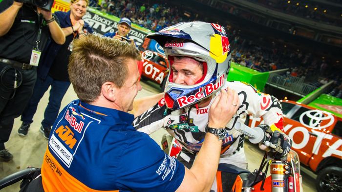Ο Ryan Dungey και ο αγωνιστικός διευθυντής της ομάδας του, Pit Beirer, εκπλήρωσαν ένα όνειρο στο Houston SX. Ο Ryan Dungey και ο αγωνιστικός διευθυντής της ομάδας του, Pit Beirer, εκπλήρωσαν ένα όνειρο στο Houston SX.