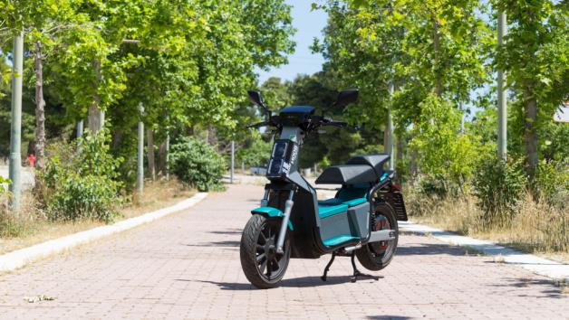 Το NOOS βασίζεται σε πλαίσιο με μεταξόνιο 1.350 χλστ., διατηρώντας συμπαγείς διαστάσεις που ταιριάζουν στον αστικό του χαρακτήρα. 