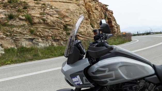 Η προστασία από τον αέρα κινείται σε υψηλό επίπεδο. Η ζελατίνα καλύπτει αποτελεσματικά κορμό και ώμους, μειώνοντας αισθητά την καταπόνηση στις υψηλές ταχύτητες, ενώ η ρύθμισή της επιτρέπει προσαρμογή ανάλογα με το ύψος και τις συνθήκες. 