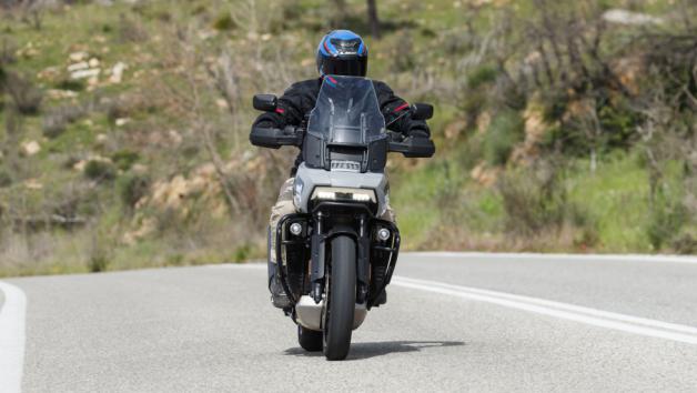 Τα Riding Modes αλλάζουν ουσιαστικά τη συμπεριφορά της μοτοσυκλέτας. Στο Road η απόκριση είναι ισορροπημένη και ιδανική για καθημερινή χρήση.