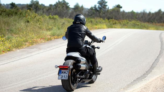 Μέσα στην πόλη, παρότι το βάρος της δεν είναι μικρό (228 κιλά), η αίσθηση που σου δίνει είναι πολύ πιο φιλική από όσο περιμένεις. Μέσα στην πόλη, παρότι το βάρος της δεν είναι μικρό (228 κιλά), η αίσθηση που σου δίνει είναι πολύ πιο φιλική από όσο περιμένεις.