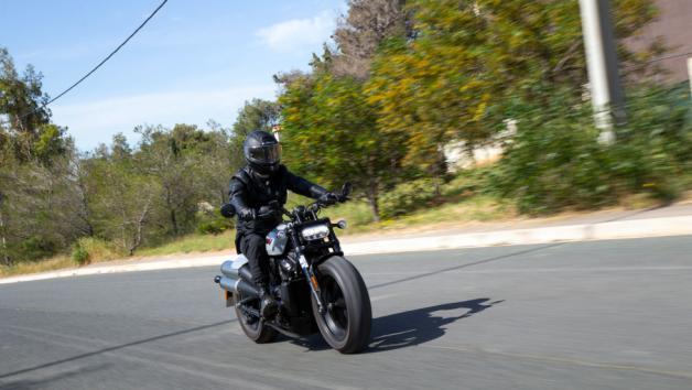 Σε έντονη κίνηση και όταν μείνει σταθερή για λίγη ώρα, ο κινητήρας βγάζει θερμότητα που γίνεται αισθητή στον αναβάτη. Σε έντονη κίνηση και όταν μείνει σταθερή για λίγη ώρα, ο κινητήρας βγάζει θερμότητα που γίνεται αισθητή στον αναβάτη.