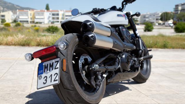 Η Harley-Davidson Sportster S 1250 βασίζεται σε μια εντελώς νέα φιλοσοφία κατασκευής, με τον κινητήρα να συμμετέχει ως φέρον τμήμα του πλαισίου.