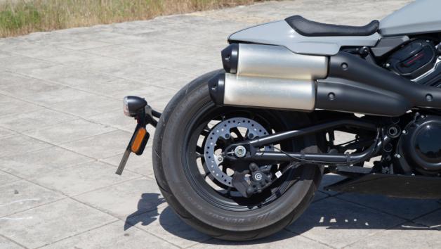 Στον τομέα της πέδησης, η Sportster S χρησιμοποιεί έναν μεγάλο εμπρός δίσκο 320 mm με ακτινική τετραπίστονη δαγκάνα Brembo Monoblock. Η δύναμη είναι ισχυρή, με πολύ καλή αίσθηση στη μανέτα και προοδευτικότητα στη χρήση. Πίσω υπάρχει δίσκος 260 mm, που συμπληρώνει το σύνολο.