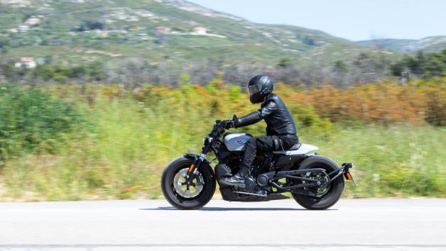 Η Sportster S καταφέρνει να σε κάνει να νιώθεις διαφορετικός. Δεν περνάς απαρατήρητος και δεν προσπαθεί καν να το κρύψει. Η Sportster S καταφέρνει να σε κάνει να νιώθεις διαφορετικός. Δεν περνάς απαρατήρητος και δεν προσπαθεί καν να το κρύψει.