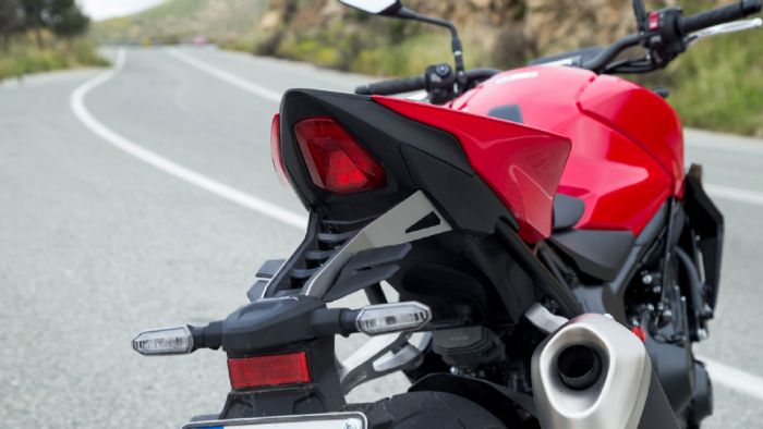 Η ουρά έχει πολλές ομοιότητες με αυτή των CB 650R και CBR 650R που ανανεώθηκαν εμφανισιακά το προηγούμενο έτος και ταιριάζει απόλυτα στο σύνολο με το σφηνοειδές σχήμα της και την μυτερή απόληξη.