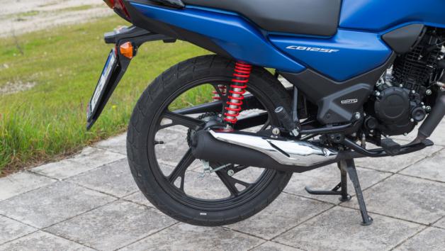 Στην ανεβασμένη τιμή της CB125F για το 2026, ίσως να ταίριαζε περισσότερο ένας μηχανισμός δισκόφρενου, όπως στο μπροστινό σύστημα, που αποτελείται από έναν δίσκο 240χιλ. 