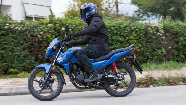 Η λογική της μοτοσυκλέτας θα γίνει εμφανής όταν ανεβάσεις το ρυθμό σου, καθώς  θα ανακαλύψεις ότι μπορείς να στρίψεις με όσα έρχεσαι, δίνοντας της προβάδισμα σε σχέση με την αίσθηση που αποκομίζεις από ένα scooter αντίστοιχων κυβικών και χρησιμότητας. 