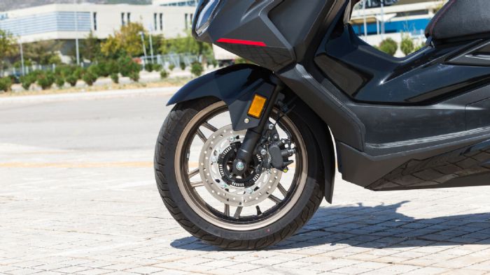 Στις αναρτήσεις μπροστά φέρει ένα συμβατικό τηλεσκοπικό πιρούνι 33 χιλιοστών και πίσω δύο ρυθμιζόμενα ως προς την προφόρτιση αμορτισέρ, τα οποία συνεργάζονται με ένα μονοκόμματο, αλουμινένιο ψαλίδι.