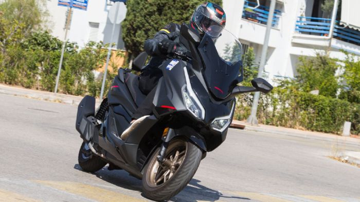 Το τιμόνι έχει μεγάλο κόψιμο, βοηθώντας σε να ελιχθείς μέσα στη κίνηση απροβλημάτιστα και αν και το μεταξόνιο του, στα 1505 χλστ. μπορεί να σου φανεί μακρύ για την κατηγορία, θα σου προσφέρει την απαραίτητη ευστάθεια όταν θα πιάσεις την τελική του ταχύτητα στις διαδρομές σου.