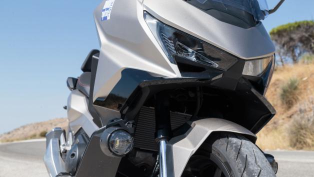 Ο διπλός εμπρός προβολέας –παραπέμπει σε CBR σχεδιαστικά- φέρει ενσωματωμένα φώτα ημέρας μαζί με φλας και έχει δώσει μια φρέσκια πνοή στη μετωπική επιφάνεια.