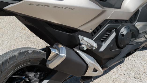 πως και στο X-ADV, για το 2025 έχουν αναθεωρηθεί οι λειτουργικές παράμετροι του DCT κιβωτίου με στόχο ομαλότερες εκκινήσεις από στάση και ευκολότερο χειρισμό σε χαμηλές ταχύτητες. 