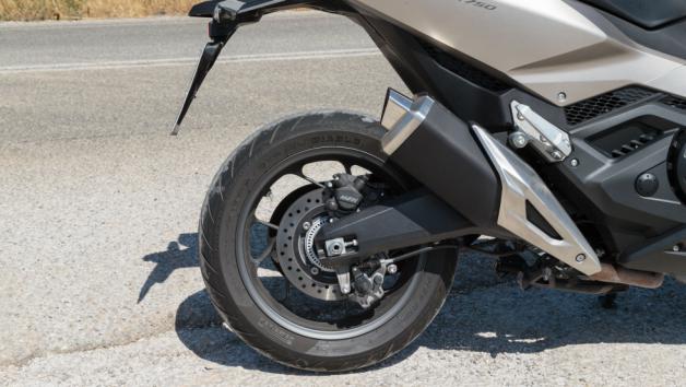 Η γωνία κάστερ είναι στις 27°, το ίχνος στα 104mm και το μεταξόνιο στα 1580mm, ενώ το συνολικό βάρος της μοτοσυκλέτας, πλήρες υγρών, ανέρχεται στα 236 κιλά.